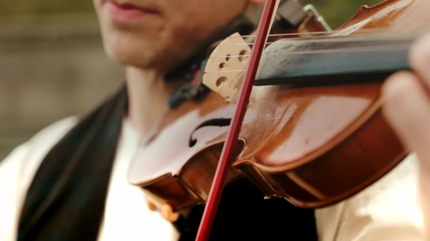 Close up of Kinmara's fiddle being played